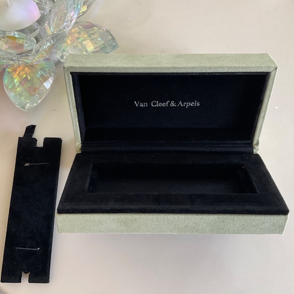 Van Cleef & Arpels Elegant Green Jewelry Box - Picture 4 of 7